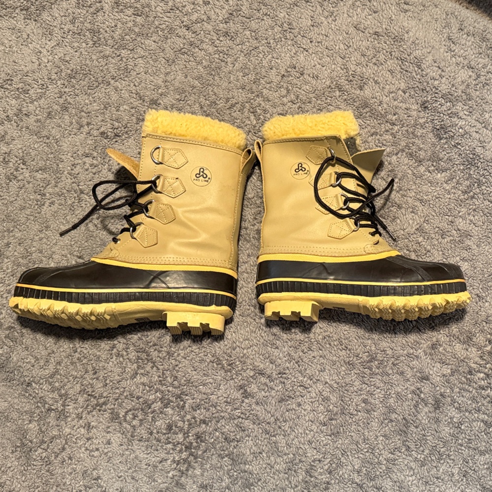 Men's Tan/Yellow Lace-Up Winter Boots with Black Sole and Shearling Collar